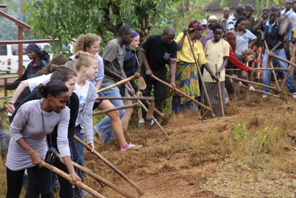 Abanyamahanga bari mu Rwanda bishimira gukora Umuganda