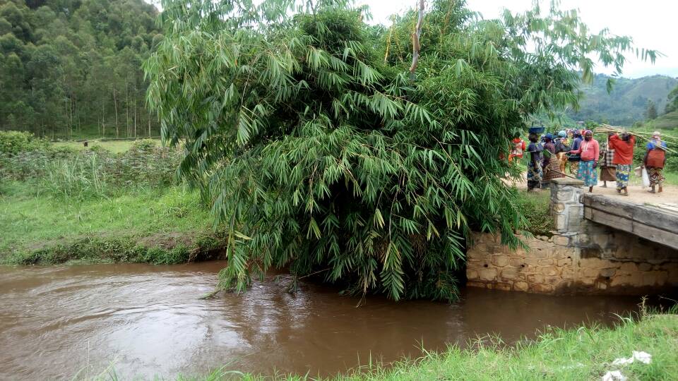 Umugezi wa Kamiranzovu uherereye hafi ya Nyungwe