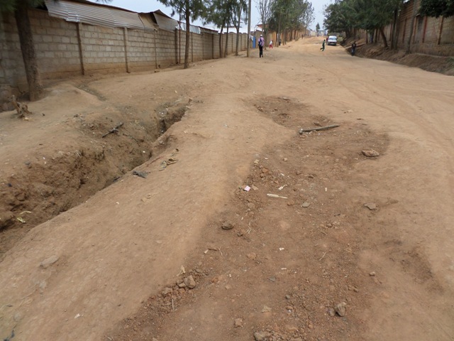Umuhanda werekeza ku isoko ubateje igihombo