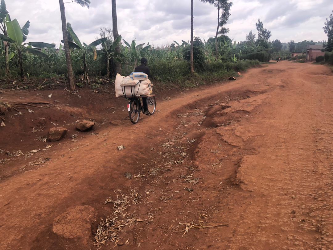 Umuhanda ujya mu Kagari ka Kabura warangiritse cyane
