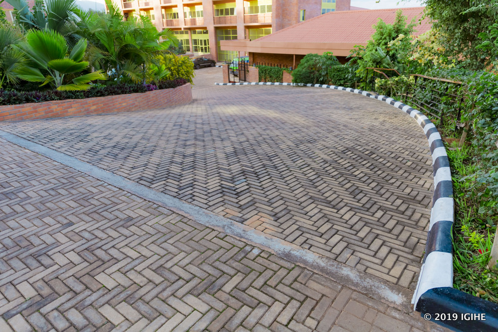 Umuhanda werekeza kuri Sainte Famille Hotel