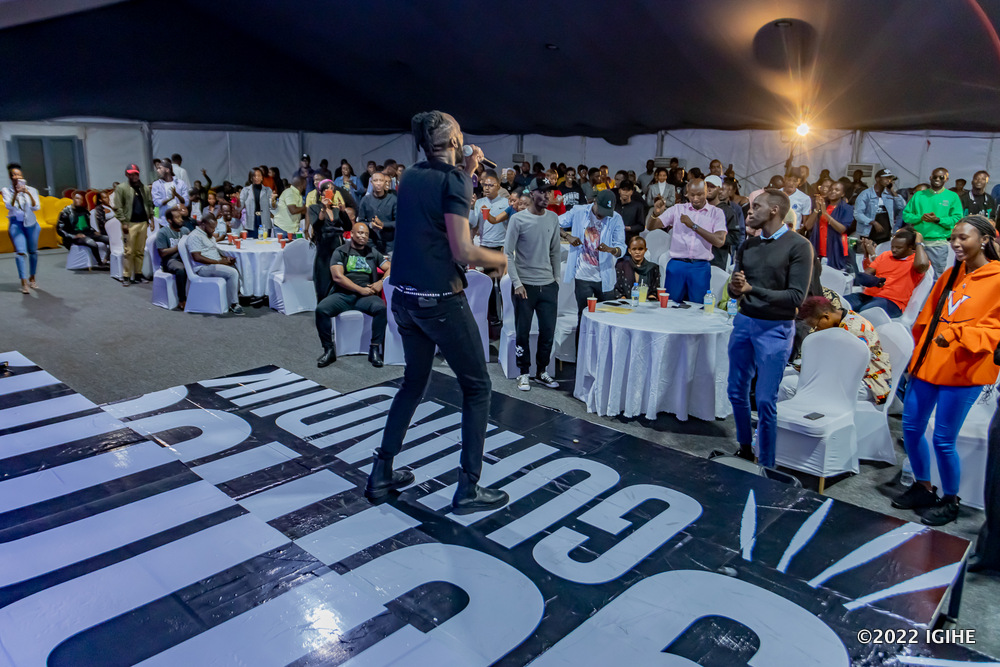 Umuhanzi Kevin Kade ni we waririmbye muri iki gitaramo