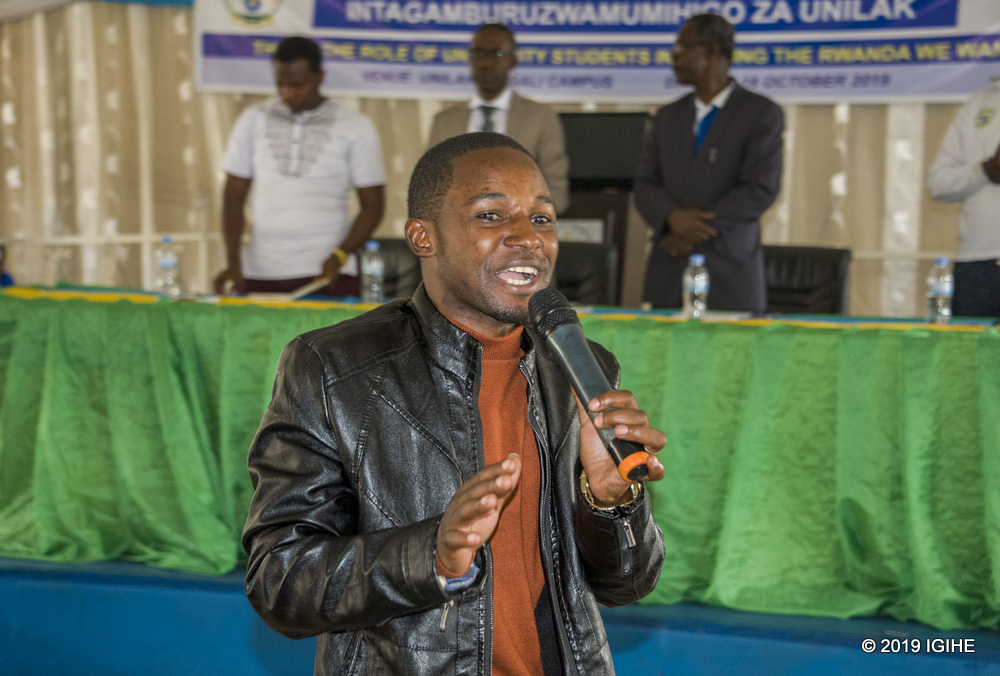 Umuhanzi Tuyisenge ari kubashyiriraho indirimbo zibashyushya