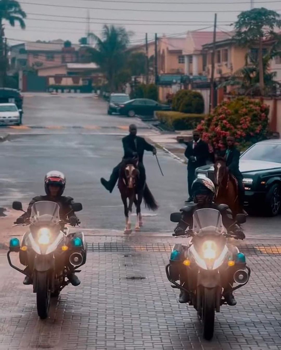 Umuhanzi w'umuherwe Kcee yaje aherekejwe n'ifarashi