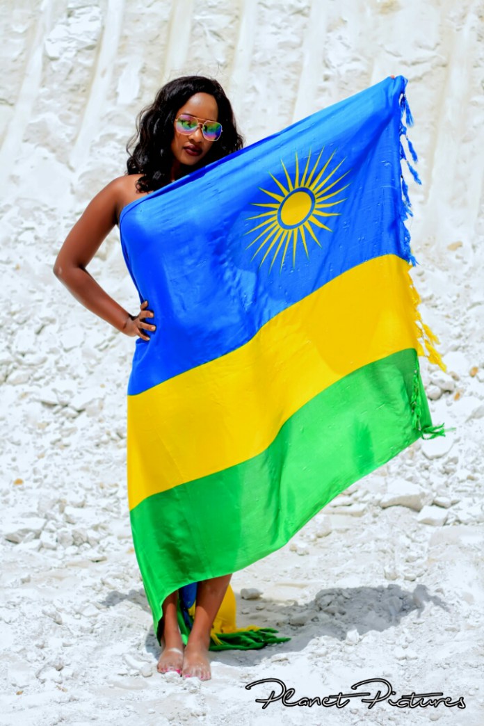 Keza yifotoje yambaye ubusa yikinga umwenda ushushe nk'ibendera ry'igihugu