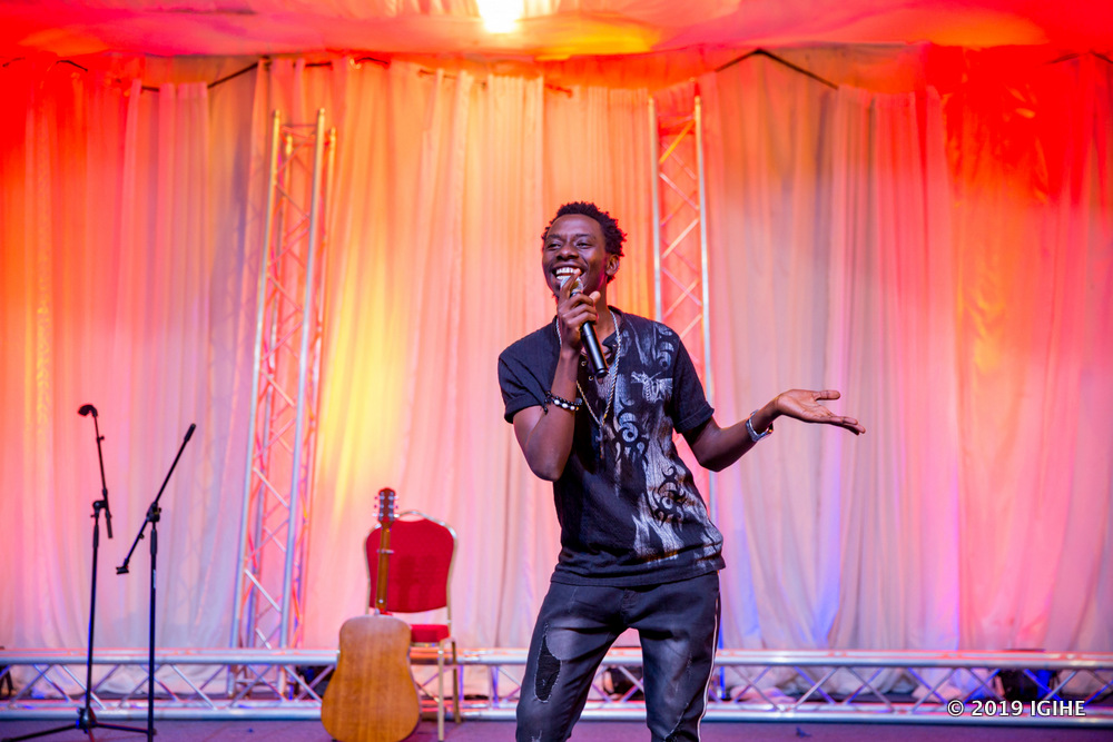 Umunyarwenya Joshua amaze kwigarurira imitima ya benshi