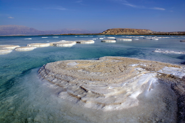 Dead Sea ni ikiyaga cy'umunyu gikikijwe na Jordan, Israel na West Bank, bivugwa ko kimaze byibuza imyaka miliyoni eshatu