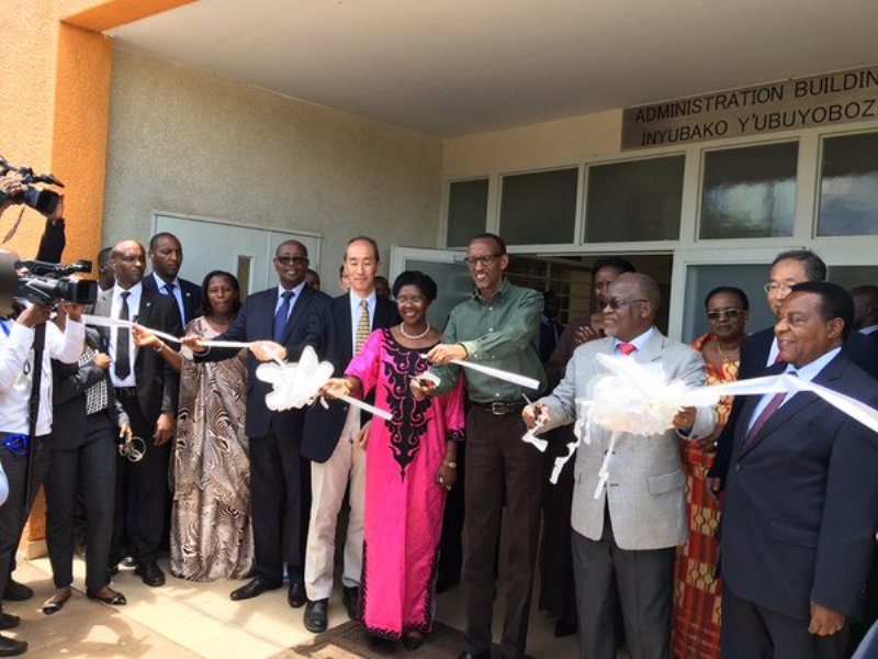 Perezida Kagame na Perezida Magufuli bafungura ku mugaragaro Ikiraro cya Rusumo n'Ibiro bya Gasutamo bihuriweho n'impande zombi