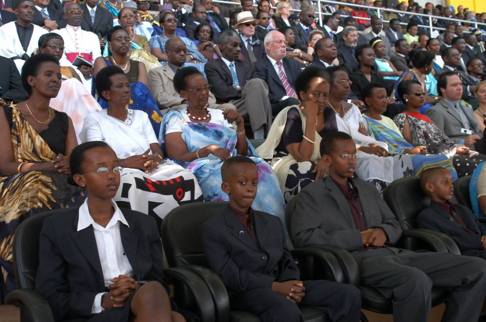 Umuryango wa Perezida Kagame wari witabiriye irahira rye mu 2003