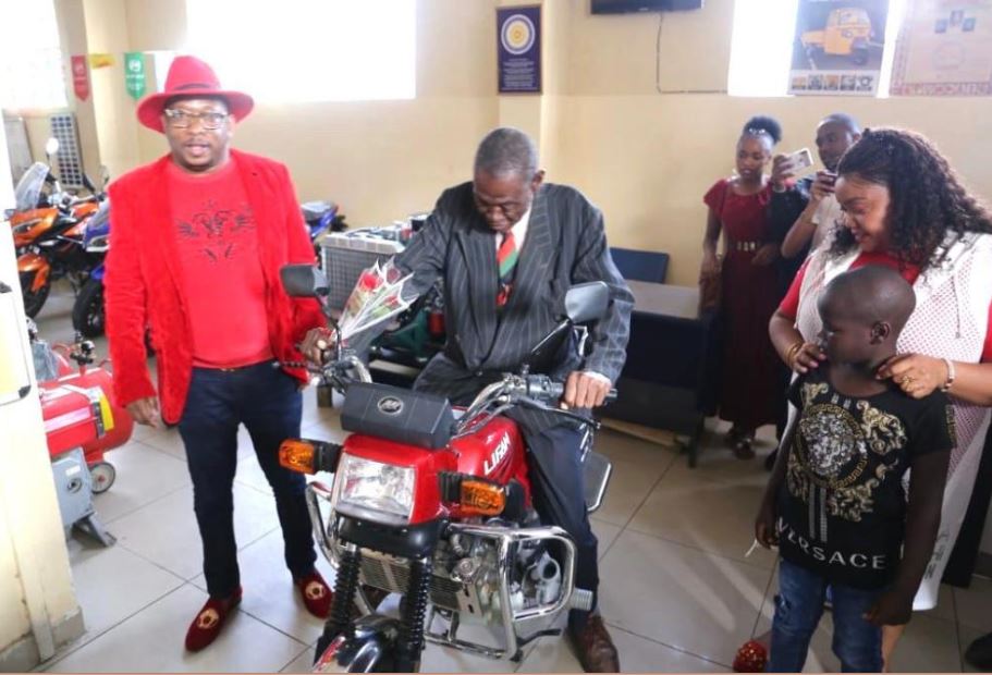 Uyu musaza yahawe moto nyuma yo kujya gushyingura Moi ku igare