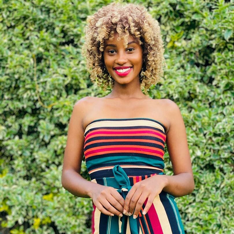 Umutesi Lea ni murumuna wa Uwizeye Gentille wigeze kwitabira irushanwa ry’ubwiza mu bakobwa baturuka mu karere ka Afurika y’Iburasirazuba batuye mu Bubiligi mu 2011