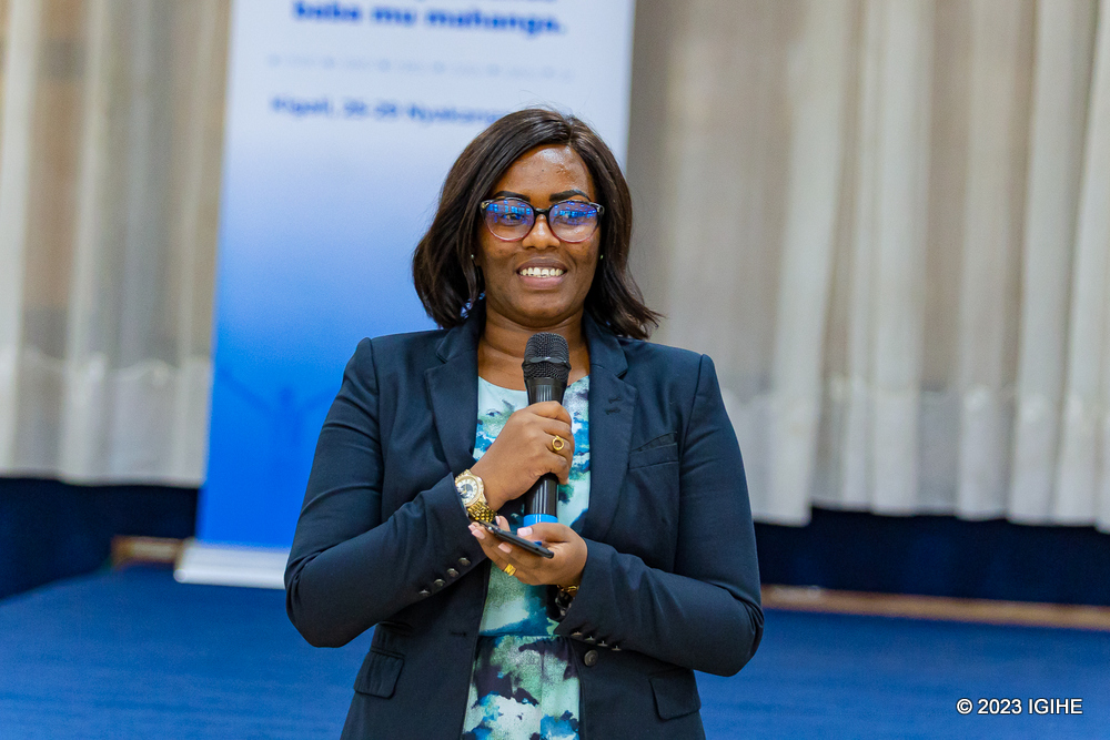 Umutoni Aline umukozi muri MIGEPROF yabaganirije ku kamaro k'umuryango
