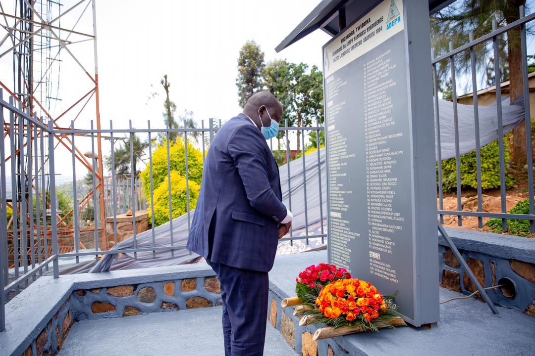 Umuvugizi w’Itorero ADEPR, Pasiteri Ndayizeye Isaïe, yunamiye inzirakarengane za Jenoside