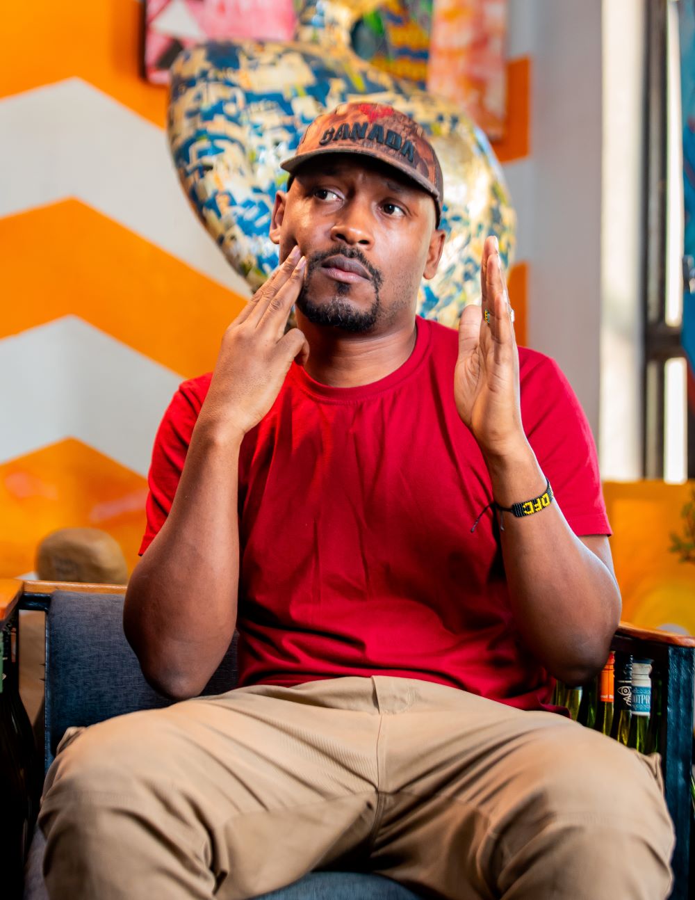 Nahimana Prince washinze Kigali Deaf Art Gallery, afasha abafite ubumuga bukomatanyije kwiteza imbere binyuze mu kuzamura impano zabo