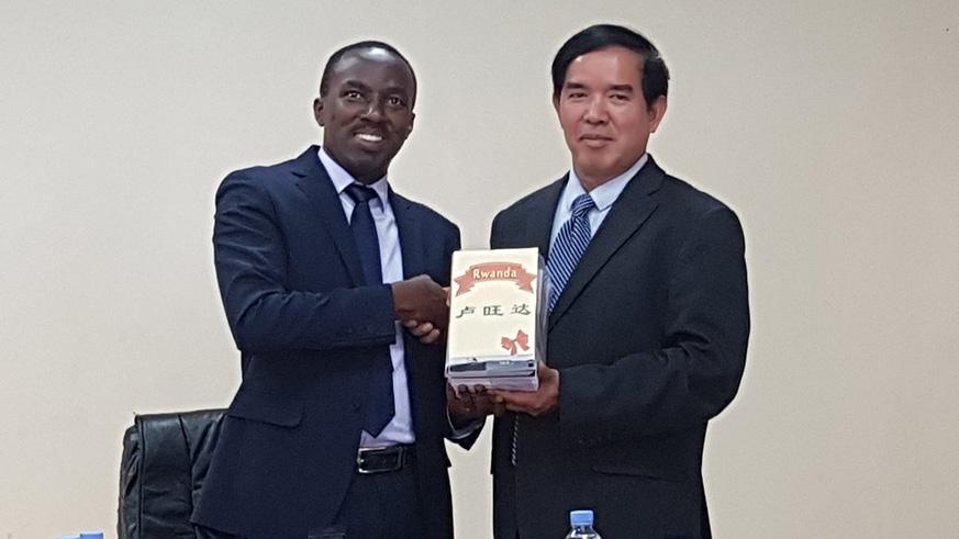 Umuyobozi Mukuru wa RAB Patrick Karangwa na Dr Liu Guodao nyuma yo gusinyana amasezerano