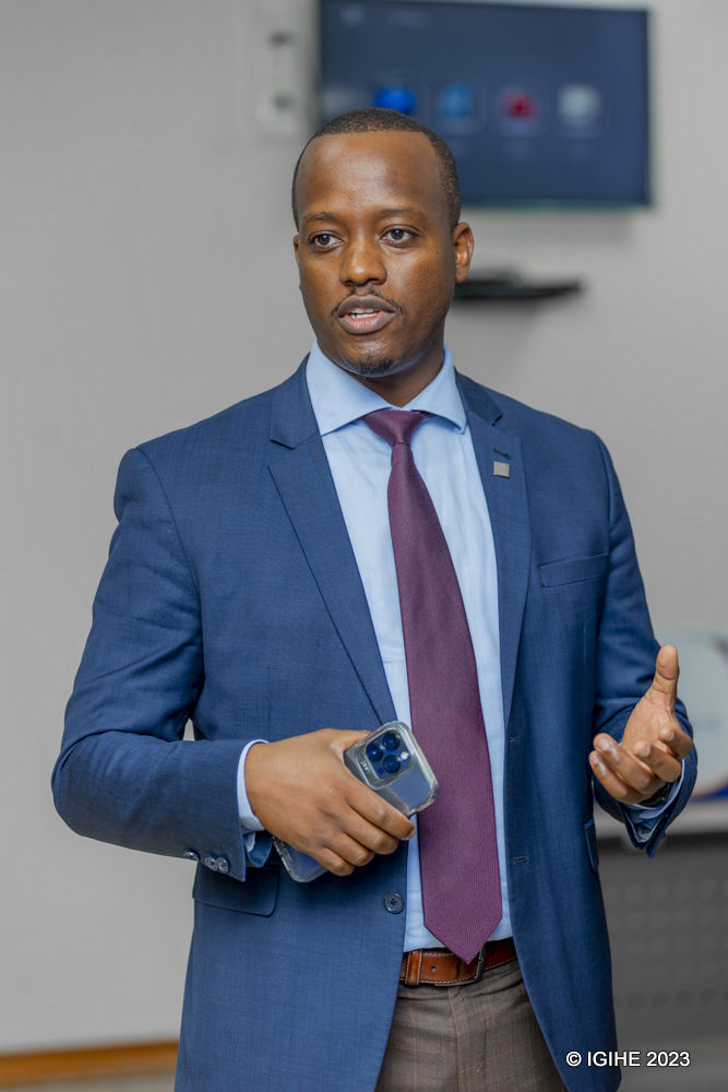 Umuyobozi Mukuru wa RSSB, Regis Rugemanshuro, yagaragaje ko abakiliya bashyizwe ku isonga