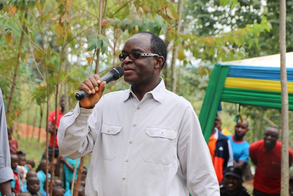 Umuyobozi Mukuru w'Umushinga Mureke Dusome, Alex Alubisia aganiriza abatuye Gisagara
