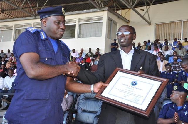Emmanuel Gasana atanga icyemezo cy'ishimwe