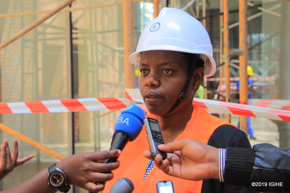 Umuyobozi wa Africa Catalyst, Eng. Uwimana Cecile ari kuganira n'itangazamakuru