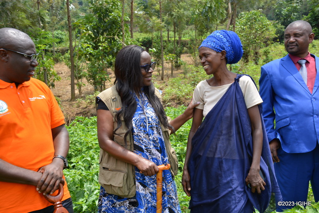 Umuyobozi wa World Vision mu Rwanda ashimira Diane uri mu bahinzi b’imboga