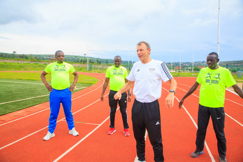 Umwalimu Dr. Winfried Spanaus ari gutanga amabwiriza