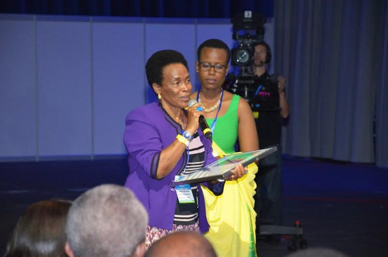 Suzanne Nyiranyamibwa, mushiki wa Pasteur Bizimungu, ubwo yarimo ageza ku Mukuru w'Igihugu impano yamugeneye