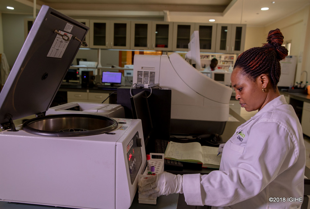 Umwe mu baganga bapima indwara muri Legacy Clinics