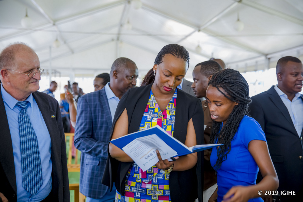Umwe mu bamurika asobanurira Minisitiri Hakuziyaremye ibyo bakora