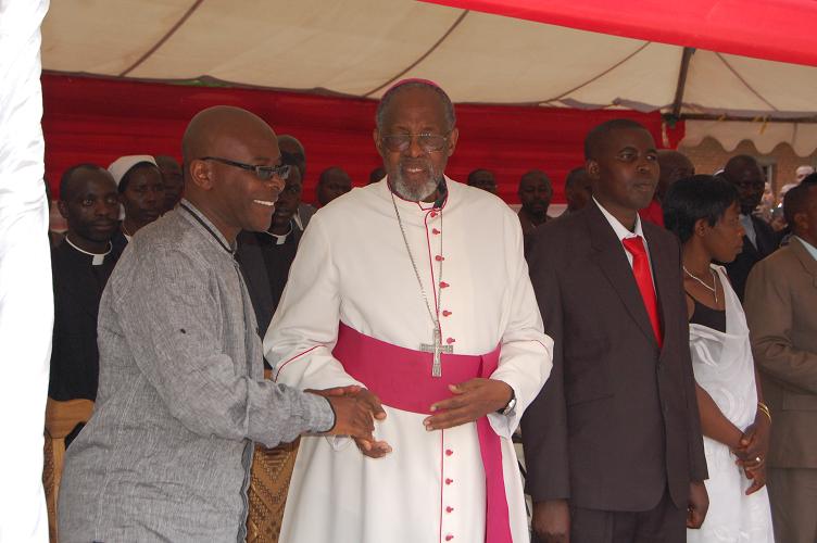 Umuyobozi w'akarere ari kumwe na Musenyeri