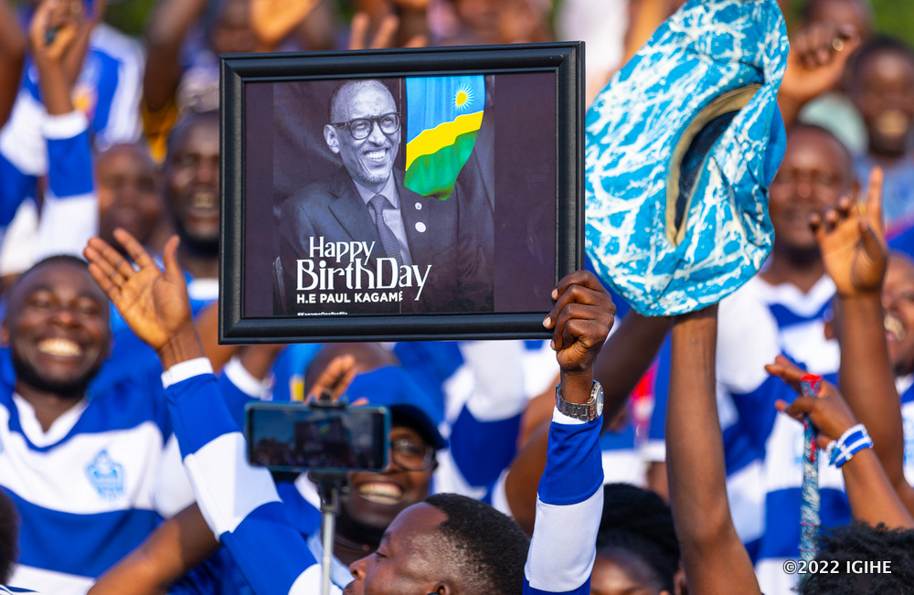 Bari bitwaje ifoto iriho amagambo yifuriza Perezida Kagame isabukuru nziza y'amavuko