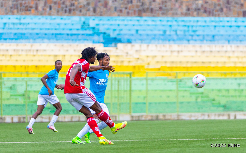 Kapiteni wa Police FC, Nshuti Diminique Savio, agerageza kwambura abakinnyi ba Etincelles FC umupira