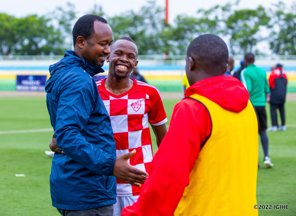 Umutoza wa Police FC, Mashami Vincent aganira n'abakinnyi ba Etincelles FC