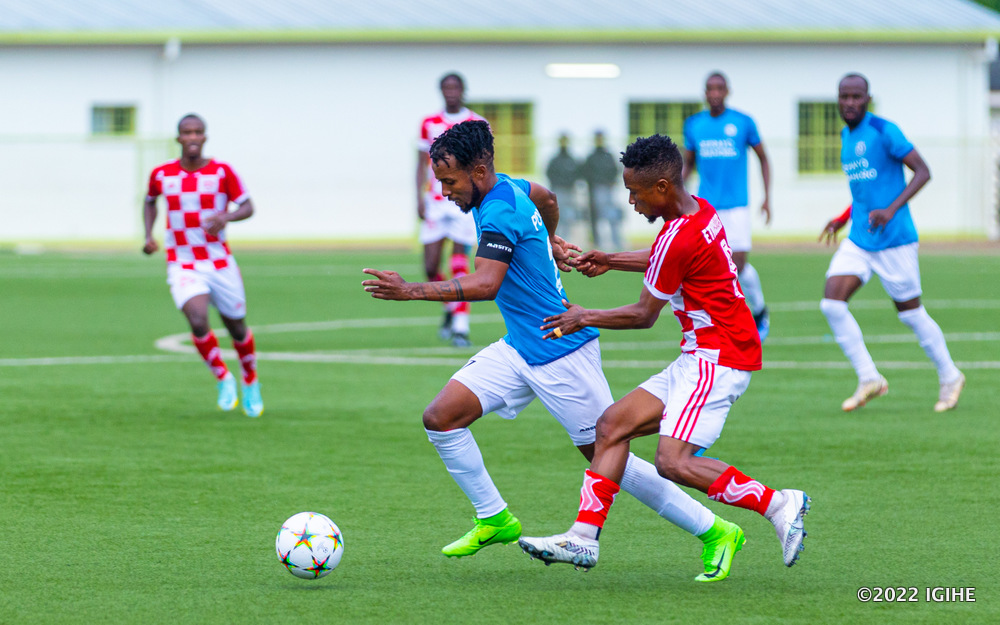 Nshuti Savio agerageza gucenga umukinnyi wa Etincelles FC