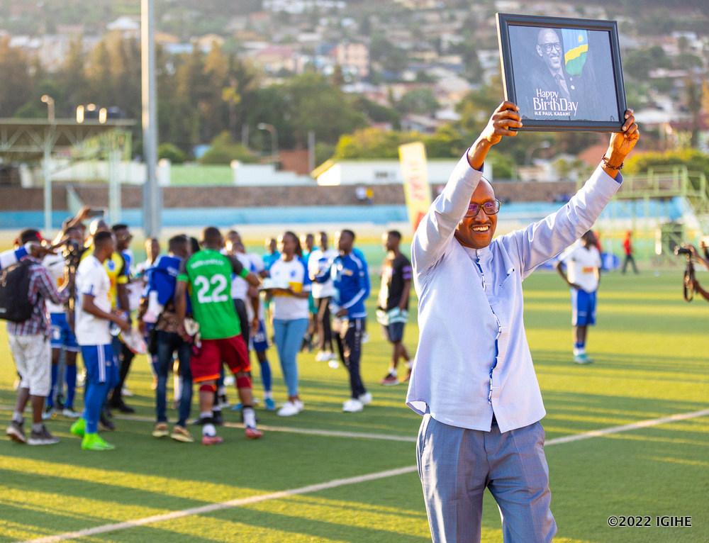 Perezida wa Rayon Sports, Uwayezu Jean Fidèle, yafatanyije n'abafana b'iyi kipe mu kwizihiza isabukuru ya Perezida Kagame
