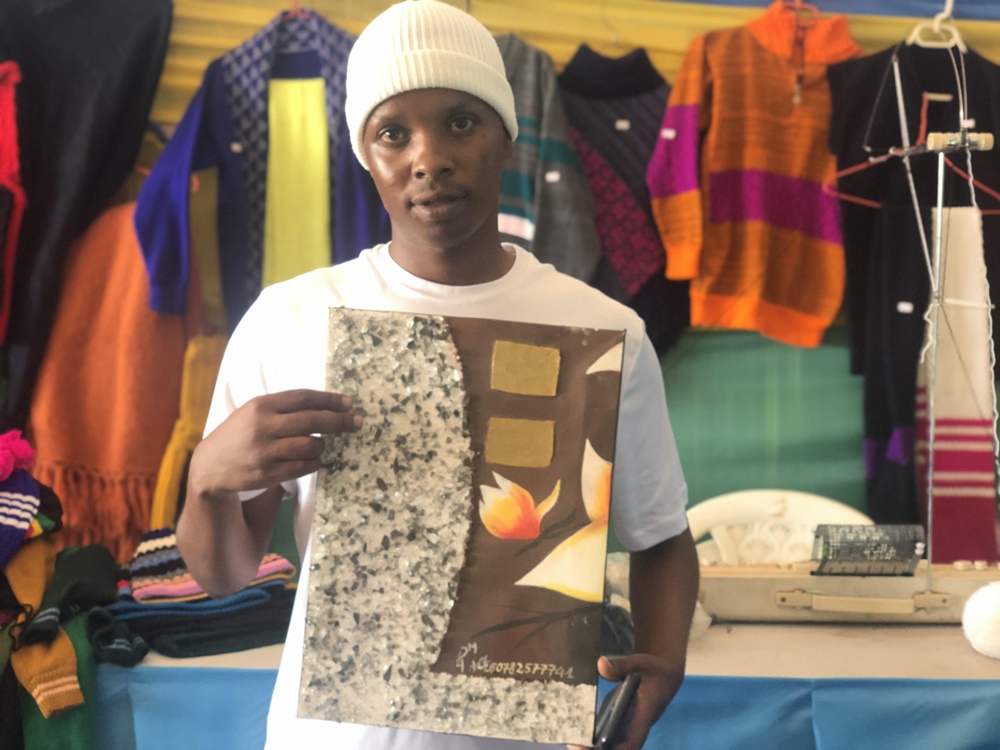Imaniradukunda Emmanuel watangiye kwihangira umurimo akoresheje ibisigazwa by'ibirahure