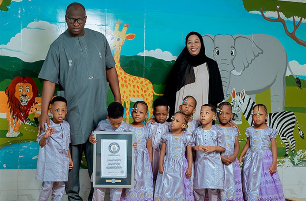 Uyu muryango wanditswe muri ‘Guinness World Records’ nyuma yo guca agahigo ko kubyara impanga icyenda zose zikabaho