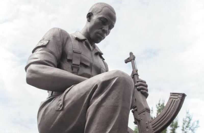 Ishusho iri imbere y'Inteko Ishinga Amategeko igaragaza ubutwari bw'ingabo zabohoye igihugu