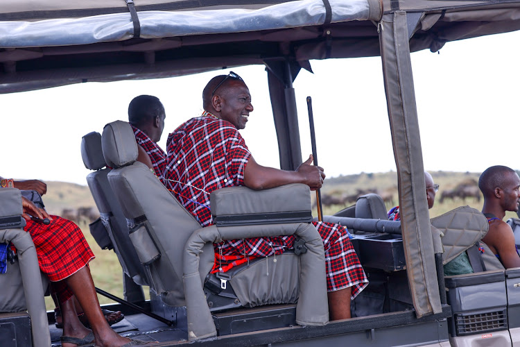 Perezida Ruto yatunguye benshi ubwo yagaragaraga muri uyu mwambaro gakondo