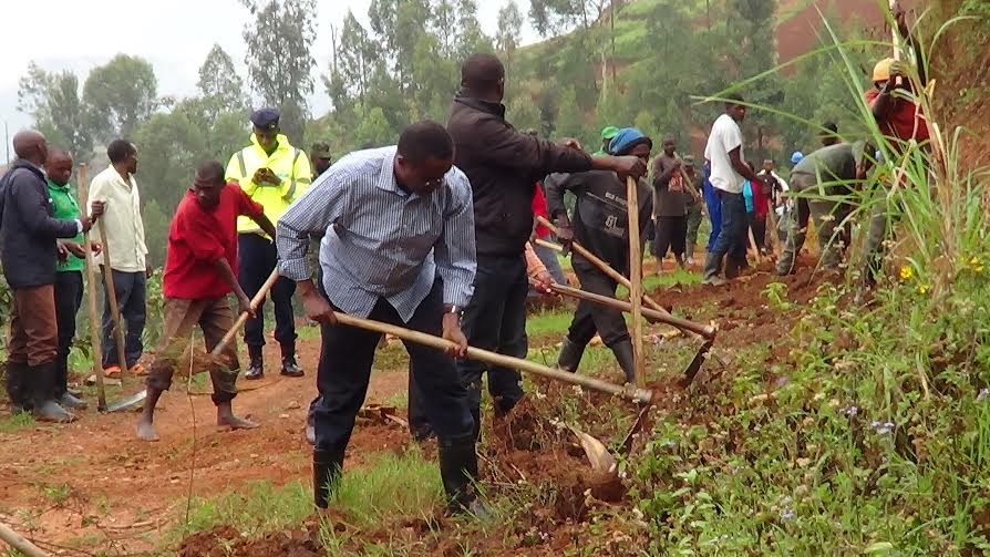 Minisitiri Biruta yifatanyije n'abaturage bo mu Karere ka Muhanga mu gikorwa cy'umuganda