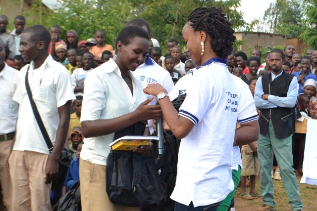 Miss Rwanda yahembye abanyeshuri bitwaye neza ngo babere abandi intangarugero