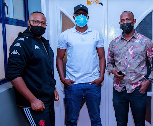 Kalisa Bruno Taifa (ibumoso), Horaho Axel (hagati) na Sam Karenzi (iburyo) bose bazajya bumvikana mu kiganiro "Urukiko rw'Ubujurire" kuri Fine FM