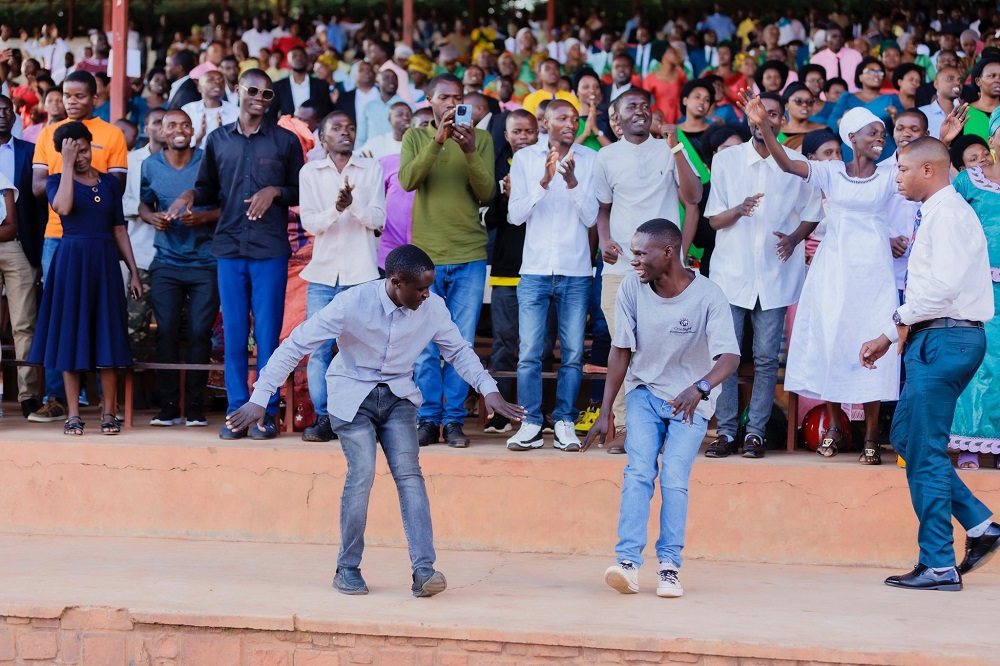 Urubyiruko rwanyujijemo rucinya akadiho