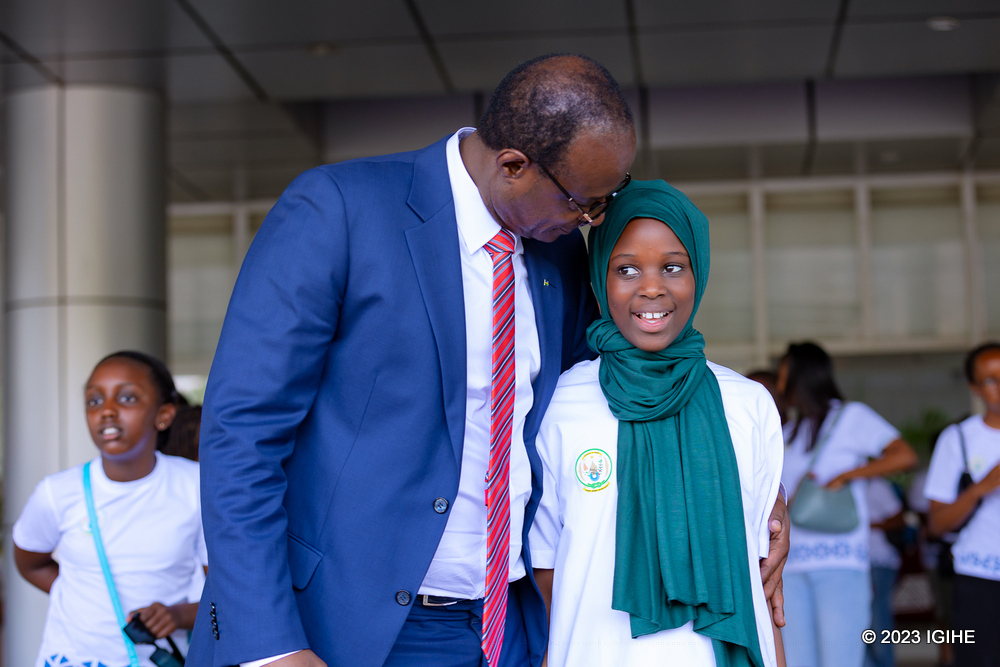 Urugwiro rwari rwose kuri aba bana n'abayobozi b'u Rwanda