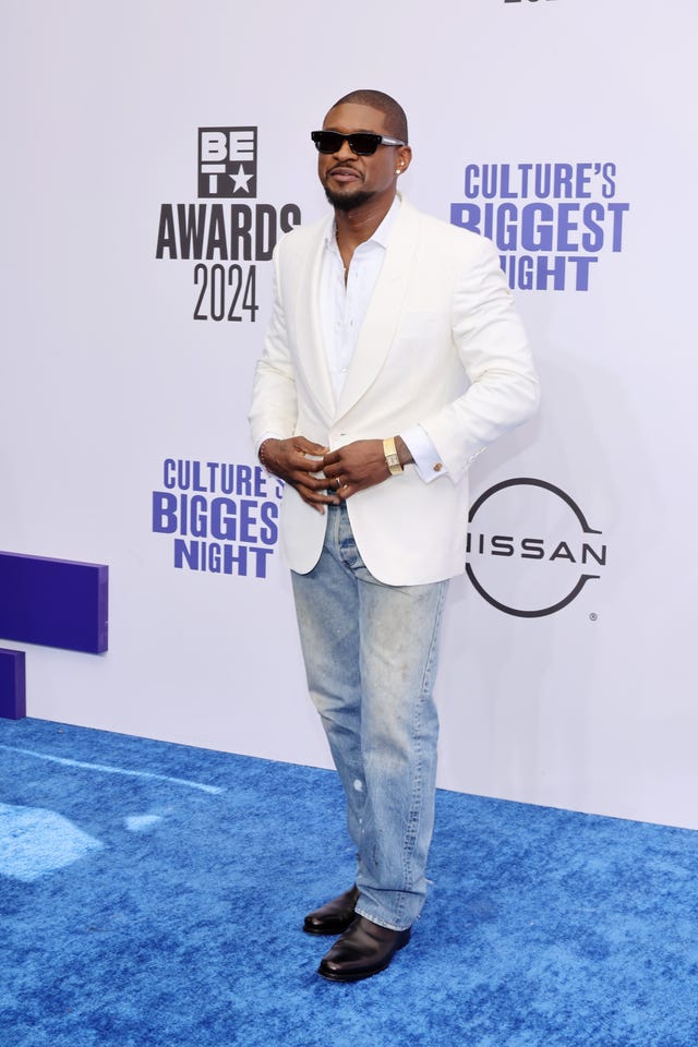 Usher yafashe ifoto y'urwibutso mbere yo gutwara ibihembo bibiri