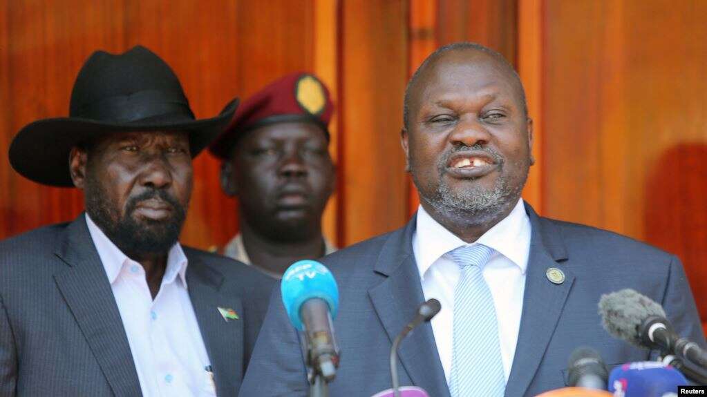 Perezida Kiir (ibumoso) na Machar (iburyo) bari bamaze igihe batumvikana ku kugabana za leta