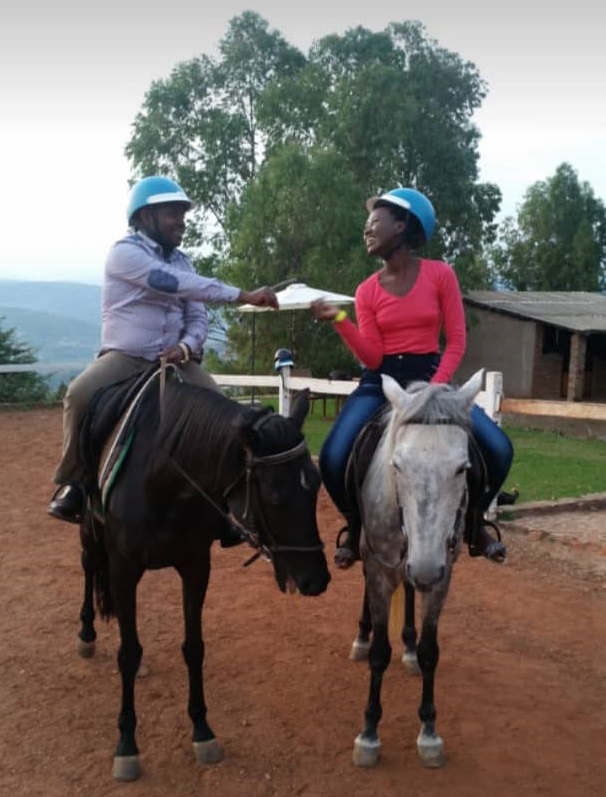 Uwababyeyi n'umusore bitegura kurushinga