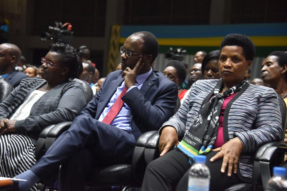 Umunyamabanga Nshingwabikorwa wa Komisiyo y’Ubumwe n’Ubwiyunge, Ndayisaba Fidele(hagati) na Mureshyankwano,Guverineri w'Intara y'Amajyepfo