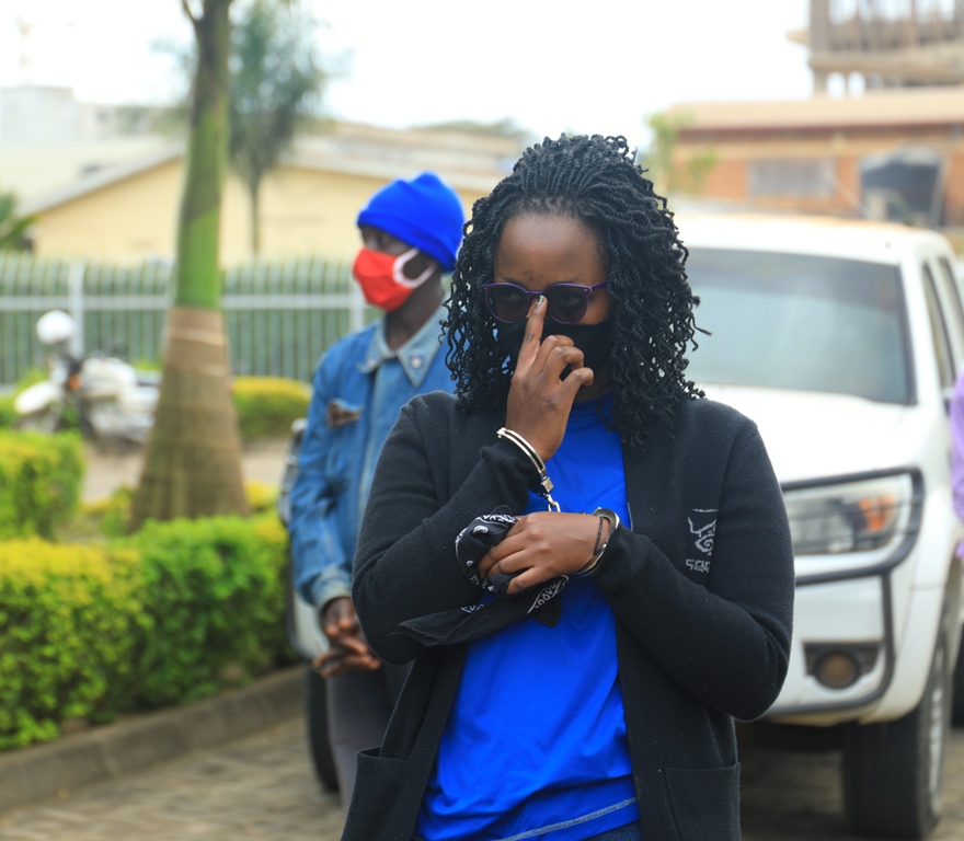 Umukobwa wafashwe yigishwa gutwara imodoka ari mu beretswe itangazamakuru