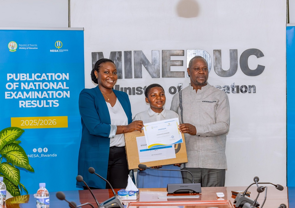 Irere Claudette wa MINEDUC na Dr. Bahati Bernard wa NESA bashyikirije Uwamariya Léontine ibihembo nyuma y'umunsi habaye igikorwa nyirizina