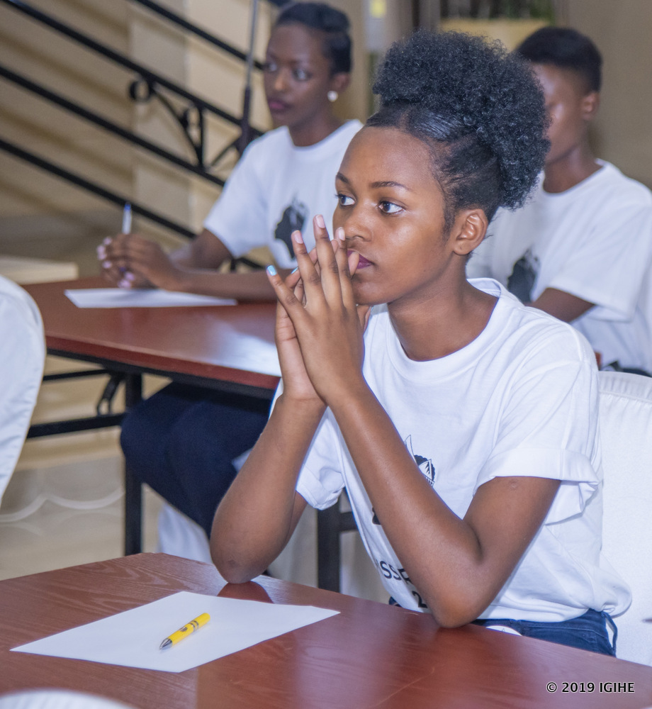 Uwihirwe Yasip Casimir yabanje gusa n'uwiragiza Imana mbere yo gutangira gusubiza ibibazo